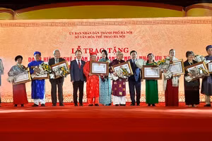 Nghệ nhân TP Hà Nội được phong tặng danh hiệu 'Nghệ nhân nhân dân', 'Nghệ nhân ưu tú' trong lĩnh vực di sản văn hóa phi vật thể lần thứ 3. Ảnh: ITN.