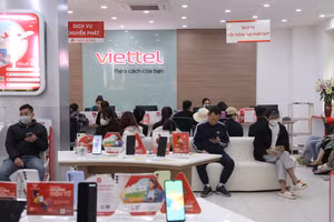 Nhiều người dân tìm đến điểm giao dịch của nhà mạng Viettel trên đường Nguyễn Cơ Thạch (Hà Nội) để chuẩn hóa thông tin thuê bao di động trong ngày 29/3.