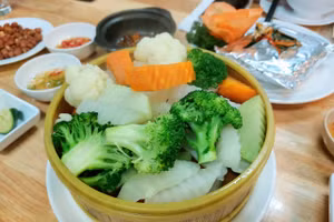 Cần bảo đảm uống đủ nước, ăn thêm rau xanh, trái cây trong dịp lễ. Ảnh minh hoạ 