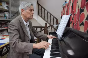 Nhạc sĩ Doãn Nho say sưa trên phím đàn. Ảnh: Nguyễn Đình Toán.