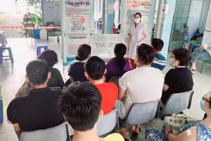 Bác sĩ tham gia thực hành tại Trạm y tế Phú Xuân (huyện Nhà Bè, TPHCM) truyền thông phòng chống bệnh tăng huyết áp, đái tháo đường. Nguồn: SYT