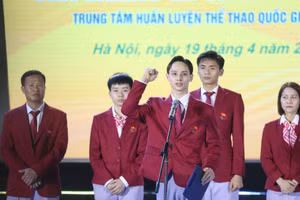 Vận động viên Đinh Phương Thành thay mặt các vận động viên tuyên thệ tại lễ xuất quân của đoàn thể thao Việt Nam dự SEA Games 32. Ảnh: INT.