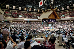 Người hâm mộ chen chúc tại Nhà thi đấu Kokugikan - một địa điểm thi đấu sumo uy tín của Tokyo. Ảnh: Sharabani