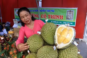 Cô Thinh giới thiệu sản phẩm 'Sầu riêng cô Thinh' tại siêu thị Go! (Tiền Giang).