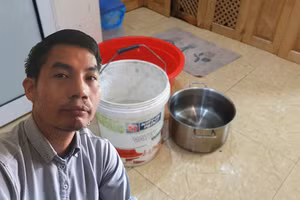 Bị cắt nước trong một thời gian dài, gia đình anh Nguyễn Văn Phương phải đi xin nước, trữ vào các xô, chậu để dùng dần.