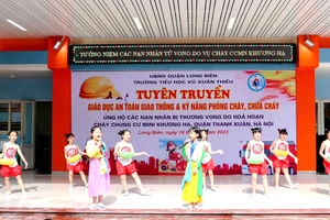 Học sinh Trường Tiểu học Vũ Xuân Thiều hát múa 'Hãy phòng chống hỏa hoạn' do cô Hứa Thị Thu Huyền soạn lời theo dân ca quan họ Bắc Ninh. Ảnh: HTH