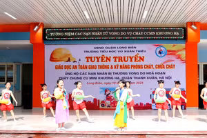 Học sinh Trường Tiểu học Vũ Xuân Thiều hát múa 'Hãy phòng chống hỏa hoạn' do cô Hứa Thị Thu Huyền soạn lời theo dân ca quan họ Bắc Ninh. Ảnh: HTH