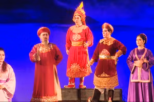 Kịch bản 'Phượng Hoàng Trung Đô' của tác giả Lê Công Phượng được Nhà hát Nghệ thuật truyền thống tỉnh Khánh Hòa dàn dựng và giành Huy chương Đồng tại Liên hoan sân khấu Tuồng và Dân ca kịch chuyên nghiệp toàn quốc năm 2022. Ảnh: NVCC.