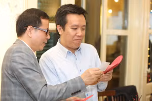 PGS.TS Nguyễn Trần Thuật (bên phải).