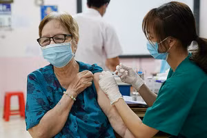 Bộ Y tế khuyến cáo ngăn chặn nguy cơ với nhóm người có bệnh nền, người cao tuổi, suy giảm miễn dịch. Ảnh minh họa.