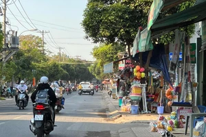 Một đoạn vỉa hè trên đường Đình Phong Phú, phường Tăng Nhơn Phú, TP Thủ Đức bị người kinh doanh lấn chiếm hoàn toàn.