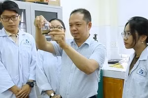 PGS.TS Nguyễn Đình Quân và nhóm sinh viên nghiên cứu vật liệu hấp phụ kim loại trong nước thải.