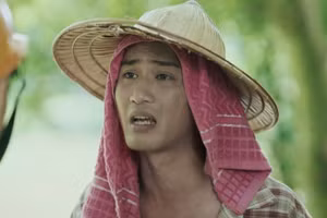 Tạo hình của Doãn Quốc Đam trong phim 'Làng trong phố'.