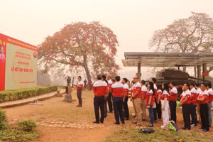 Du khách trải nghiệm kết nạp đảng viên tại di tích lịch sử Đồi A1.