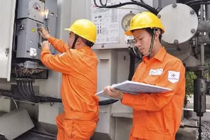 Nhân viên ngành điện đang xử lý sự cố điện tại một trạm biến áp.
