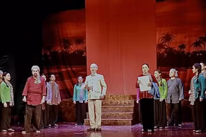 Trong vở tuồng 'Không còn đường nào khác' (bản dựng năm 2022 của Nhà hát Tuồng Việt Nam), Bác Hồ xuất hiện trong giấc mơ của cô Ba Định. Ảnh: Thúy Ten.