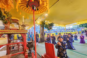 Chiếc lọng do những người thợ tài hoa xứ Huế tạo ra đã hiện diện trang trọng trong Lễ tế Đàn Âm hồn ở Huế hàng năm.