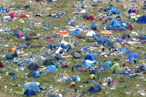 Rác thải sau một lễ hội ở Anh.