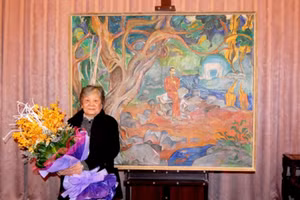 Họa sĩ Lê Thị Kim Bạch bên bức tranh 'Tổ quốc gọi'. Ảnh: NVCC.