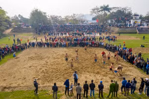 Trò chơi vật cù là phần không thể thiếu của lễ hội đền Bạch Mã (xã Võ Liệt, Thanh Chương). Đây cũng là lễ hội duy nhất của Nghệ An còn duy trì trò chơi dân gian độc đáo, hấp dẫn này.