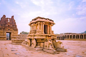 Sân trước của tháp cổng vào đồ sộ và cỗ xe bằng đá tuyệt đẹp. Ảnh: Hampi.tourismindia