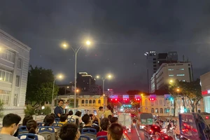 Hành trình Sài Gòn by night đi bộ kết hợp với xe bus 2 tầng tìm hiểu câu chuyện đường phố của TPHCM. Ảnh: NVCC