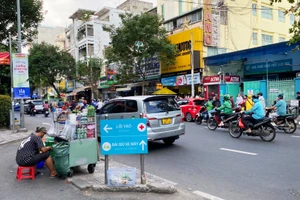 Một người dân bán hàng rong trên vỉa hè đường Điện Biên Phủ, Quận 3, TPHCM.