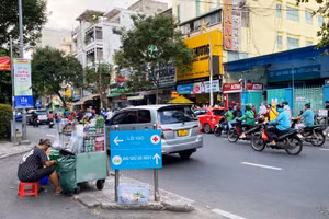 Một người dân bán hàng rong trên vỉa hè đường Điện Biên Phủ, Quận 3, TPHCM.