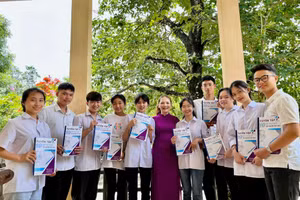 Với nhiều đổi mới, sáng tạo trong giảng dạy, cô Liên được nhiều học trò quý mến. Ảnh: TG