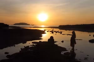 Với vị trí và cảnh quan độc đáo, hòn Đỏ mang đến cho du khách những giây phút thư giãn thoải mái khi đón ánh bình minh hay hoàng hôn dần buông.