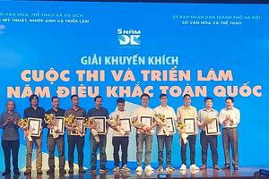 Nhiều họa sĩ trẻ giành giải thưởng Cuộc thi và Triển lãm 5 năm Điêu khắc toàn quốc. Ảnh: Bình Thanh