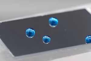 Các lớp siêu mỏng nano trơn dày từ 2 - 5 tỷ mét, hoặc mỏng hơn 10.000 lần so với sợi tóc người.