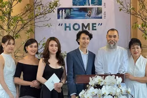 Họa sĩ Hoàng Định (thứ 2 từ phải qua) được vợ và các con chúc mừng sinh nhật tuổi 70 với triển lãm đặc biệt của 5 cha con mang tên 'HOME'. Ảnh: NVCC.