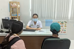 Trẻ được mẹ dẫn đến khám tâm lý tại Bệnh viện Nhi đồng 2 (TPHCM) vì có những rối loạn về hành vi sau 3 tháng hè. Ảnh: Hiếu Hiền