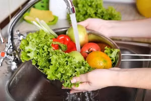 Người dân cần thực hiện ăn chín, uống chín, chế biến thực phẩm phải khử trùng. (Ảnh minh họa)