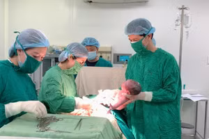 BSCKII Lê Công Tước mổ lấy thai cho sản phụ Đặng Thị Thật. Ảnh: BVCC
