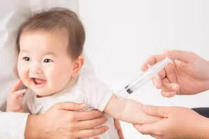 Phụ huynh cần chủ động tiêm vaccine phòng bệnh cho trẻ từ 2 tuổi trở lên. (Ảnh minh họa)