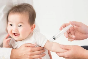 Phụ huynh cần chủ động tiêm vaccine phòng bệnh cho trẻ từ 2 tuổi trở lên. (Ảnh minh họa)