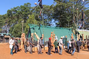 Người dân trong làng Kép 1 đánh cồng chiêng đi quanh nhà mồ để tiễn đưa người đã khuất về với Yàng.