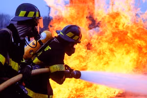 Nước không tự tác động lên ngọn lửa. Ảnh minh họa