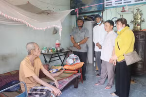 Ông Hùng (giữa) thăm hỏi các cụ tại ngôi nhà chung.