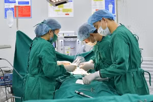 Điều trị bệnh nhân mắc sỏi thận tại Bệnh viện Đa khoa Medlatec. (Ảnh: BVCC)