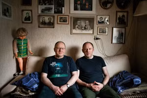 Aadne và Jóannes, cặp anh em sinh đôi 51 tuổi ở quần đảo Faroe, nơi có 107 đàn ông trên 100 phụ nữ. Ảnh: Gjestvang