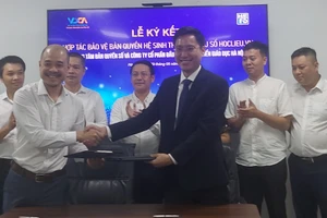 Đại diện DCC và HEID ký kết hợp tác bảo vệ bản quyền hệ sinh thái học liệu số (hoclieu.vn). Ảnh: Bình Thanh