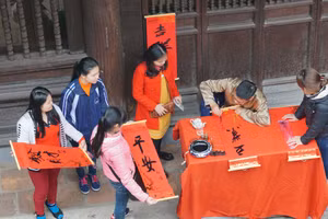 Xin chữ đầu năm ở Văn Miếu - Quốc Tử Giám. Ảnh: Văn Luận.