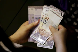 Đồng tiền Malaysia suy yếu so với đồng đô la.