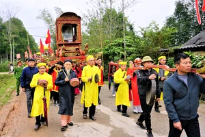 Người dân tổ chức lễ rước di ảnh và báu vật của vua Hàm Nghi vào dịp đầu năm mới. Ảnh: Liêm Đàn