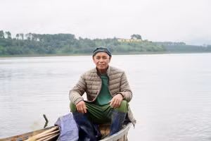 Già Ksor Nưk lên thuyền chuẩn bị cho chuyến thả lưới, đơm cá.