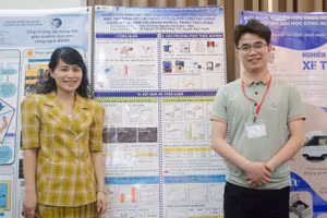 TS Nguyễn Thị Minh Hồng, giảng viên Khoa Vật lý Kỹ thuật và Công nghệ Nano và trưởng nhóm nghiên cứu Trần Văn Đình.