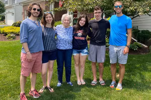 Bà Carol Siegler và các cháu.